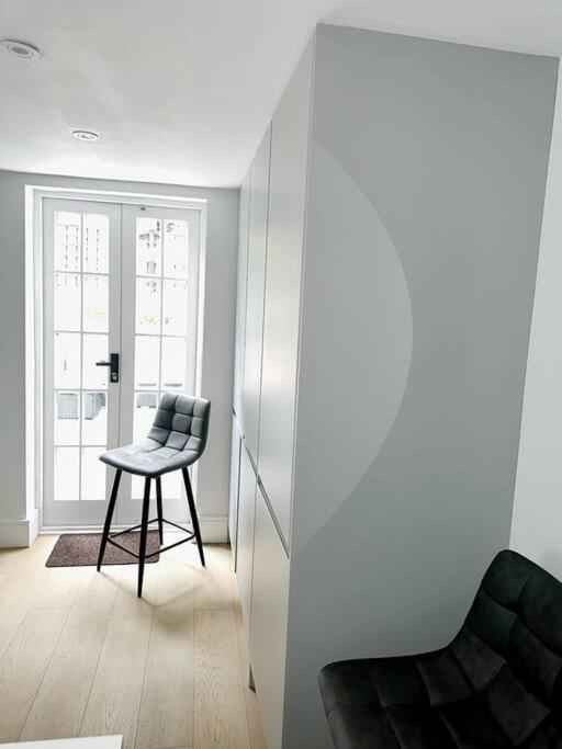 Londwell, Luxe And Leaves, Chelsea Flat With Private Garden Apartment Лондон Екстериор снимка