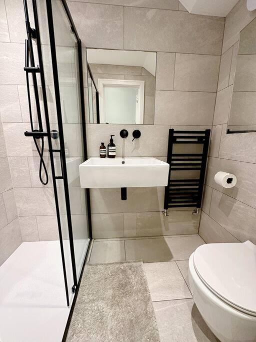 Londwell, Luxe And Leaves, Chelsea Flat With Private Garden Apartment Лондон Екстериор снимка
