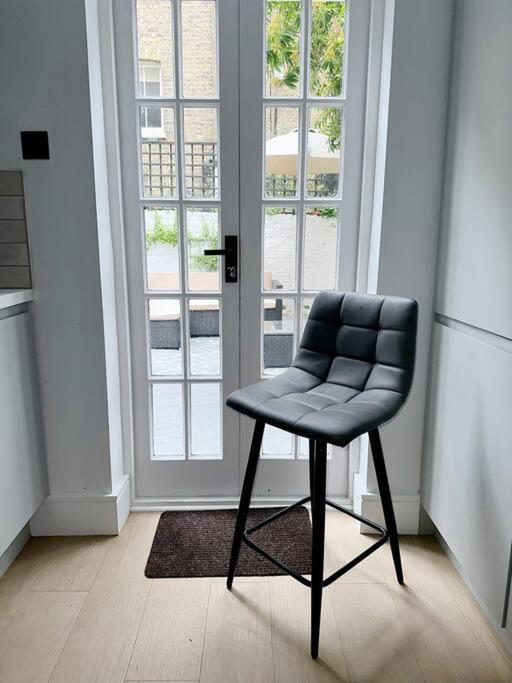 Londwell, Luxe And Leaves, Chelsea Flat With Private Garden Apartment Лондон Екстериор снимка